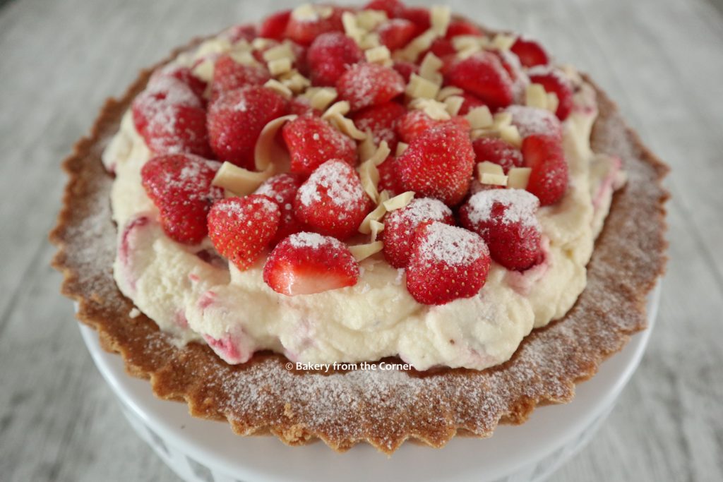 Witte chocolade aardbeientaart