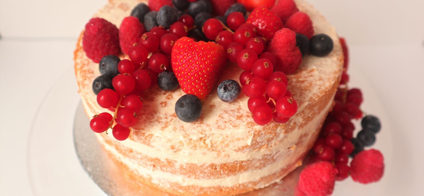Naked cake met vers fruit en crème mousseline