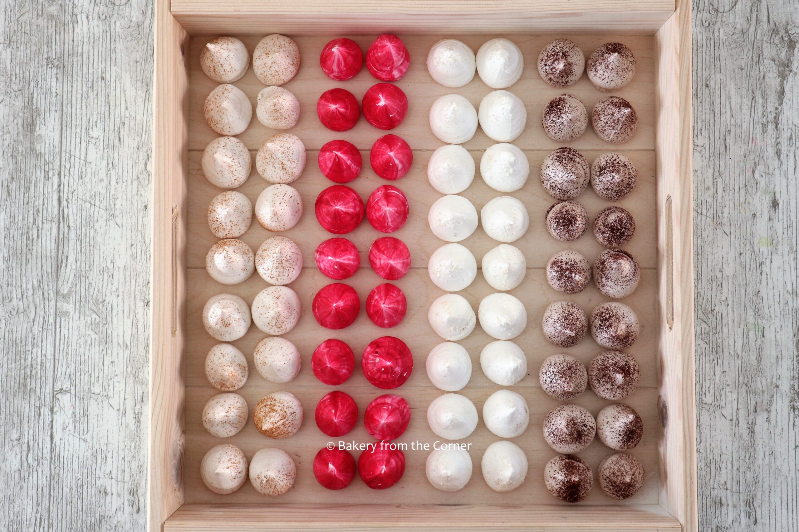 Meringue kisses 2 Kleurrijke meringue schuimpjes met vanille, kaneel, kokos en cacao