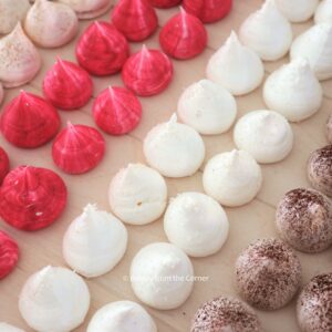 Kleurrijke meringue schuimpjes met vanille, kaneel, kokos en cacao