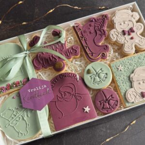 Brievenbus doosje voor kerst met handgemaakte koekjes met kaartje voor persoonlijke boodschap