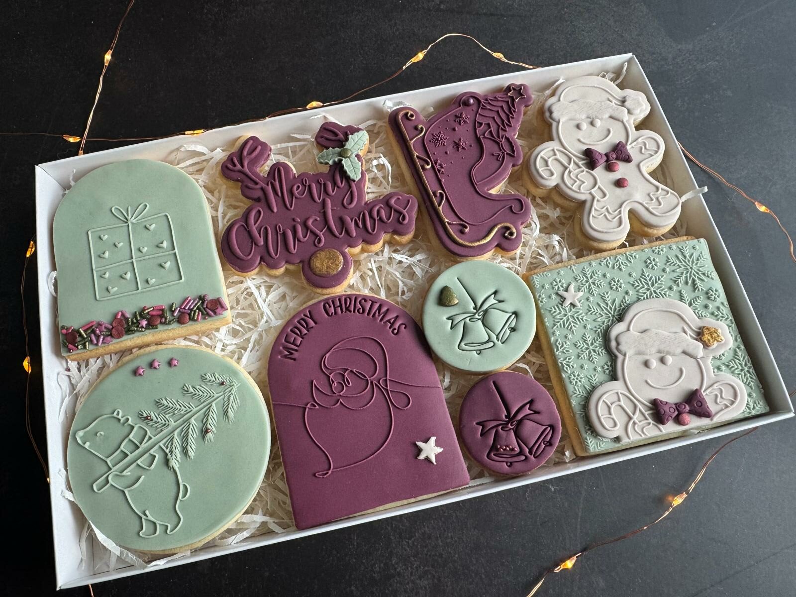 Brievenbus post voor kerst met handgemaakte koekjes en persoonlijk kaartje
